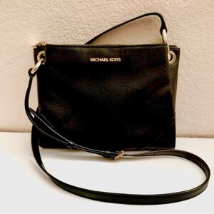 SOLD 🛑Michael Kors Pebbled Leather Crossbody Bag